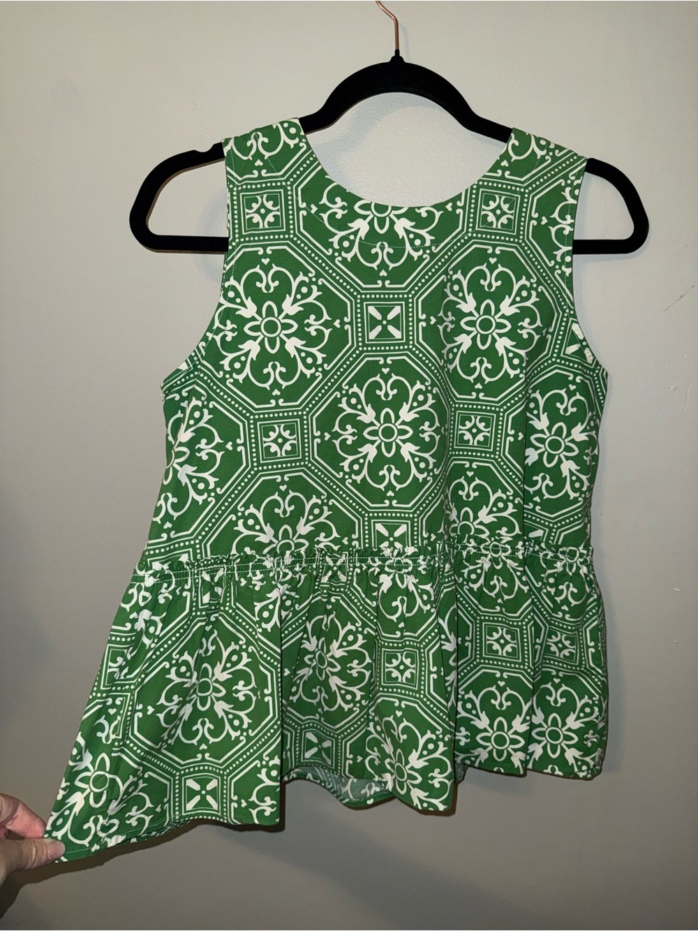 Ann Taylor blouse Boho Green White Geometric Shirt Sleeveless Tie Neck small top